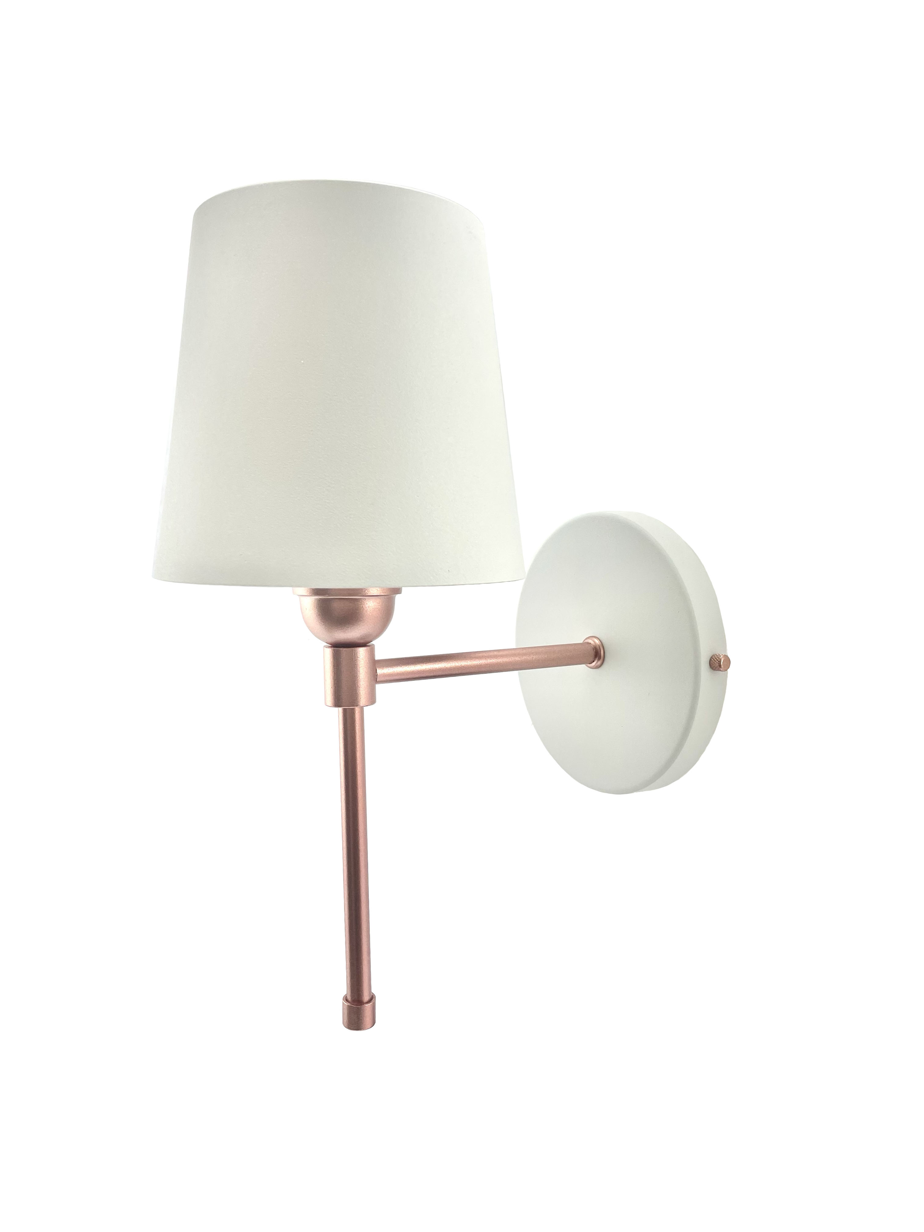 Arandela moderna com cúpula cônica preta e estrutura dourada para cabeceira de cama e lavabos. Lustres Gênesis loja online de Lustres e Iluminação Decorativa